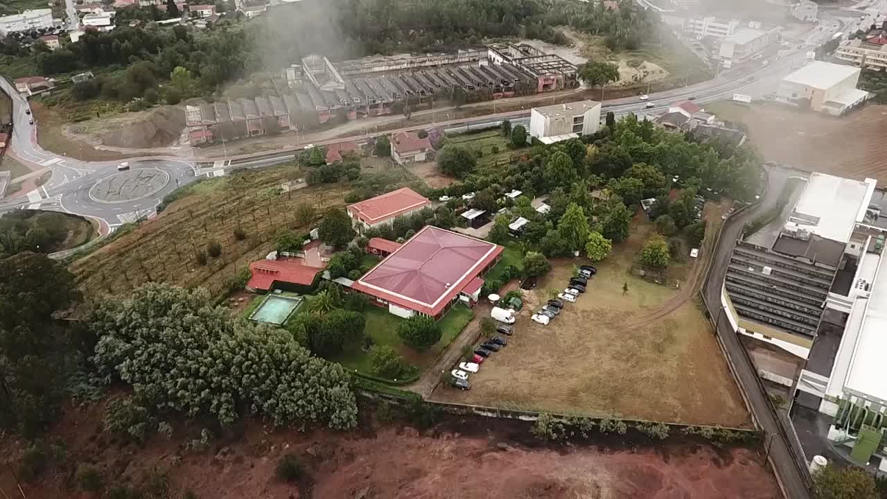 교통체증, 악천후, 안개가 있는 작은 마을