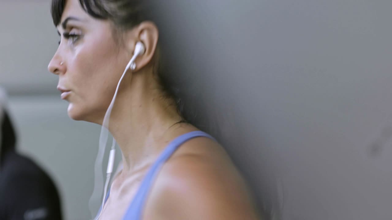 niña corriendo en cinta