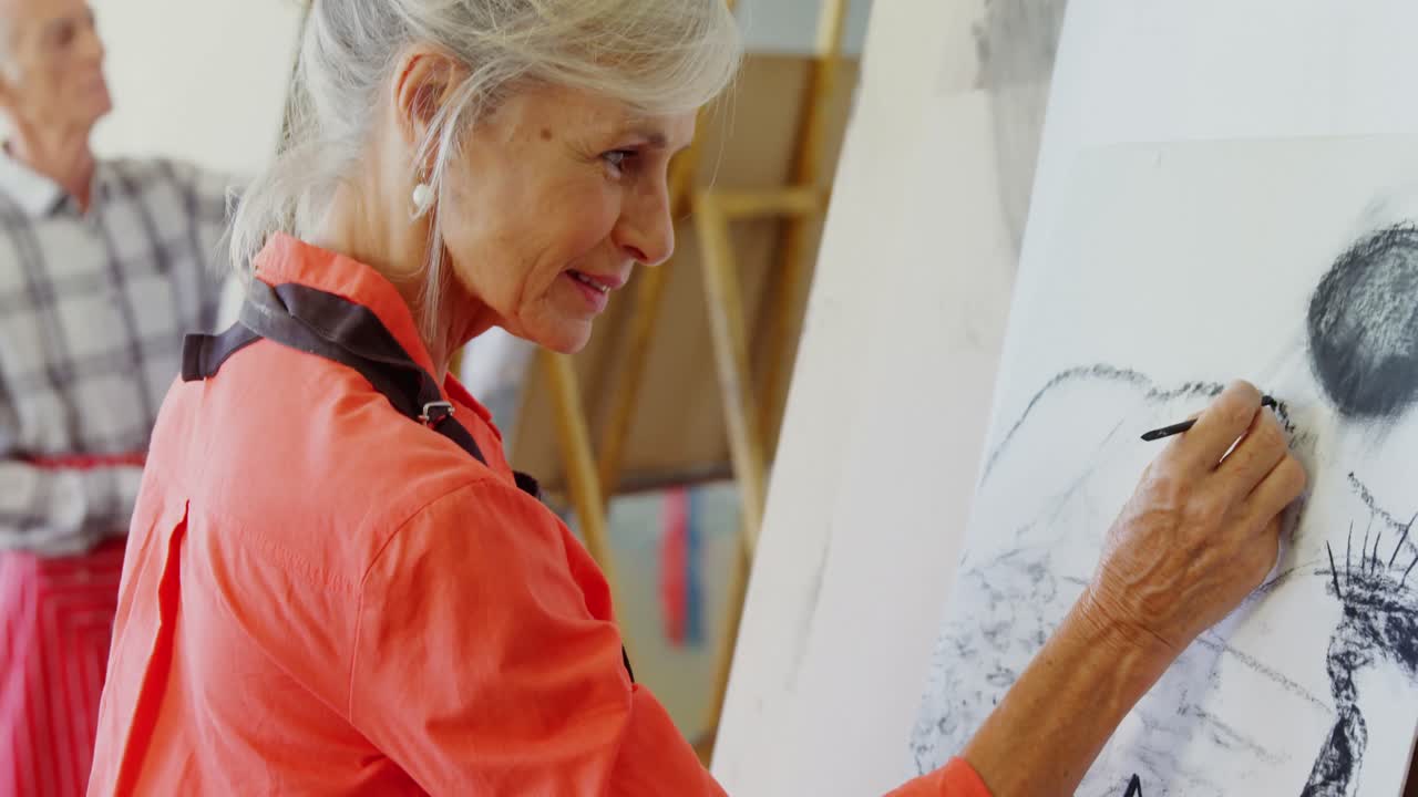 retrato de artista desenhando esboço em tela 4k