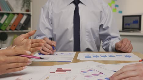 reunión de negocios con análisis de datos