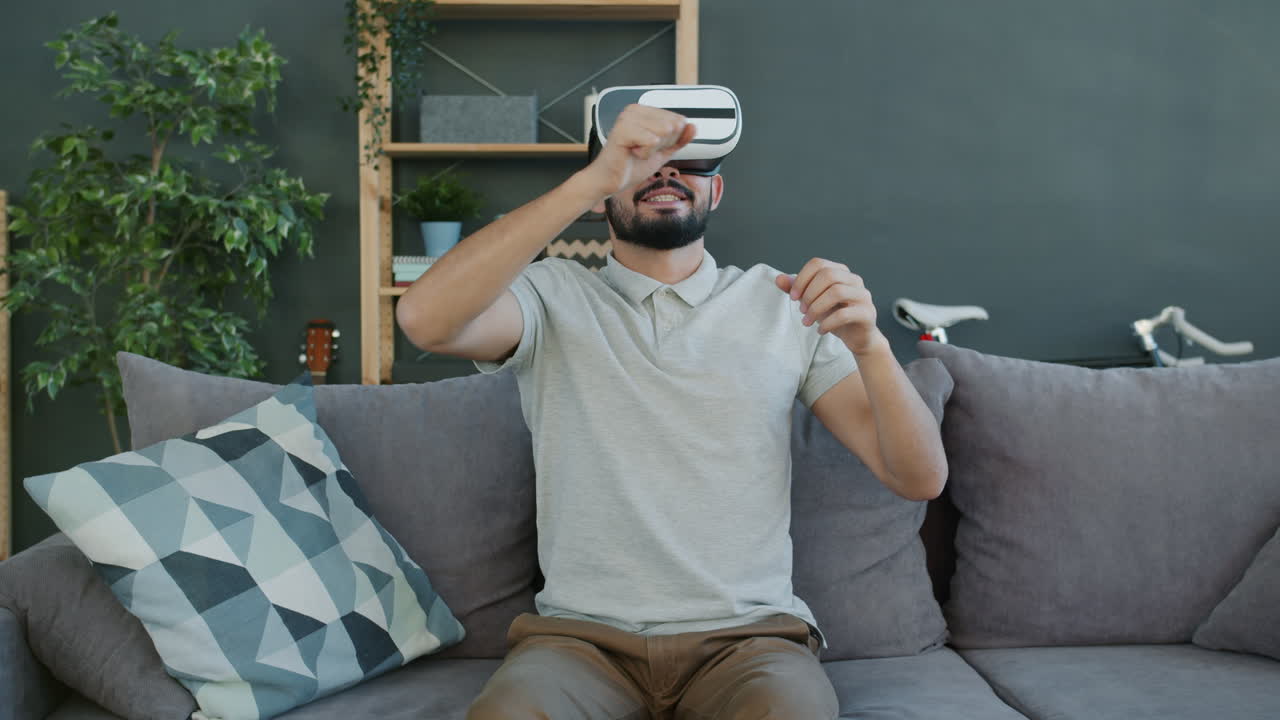 hombre experimentando realidad virtual en un sofá