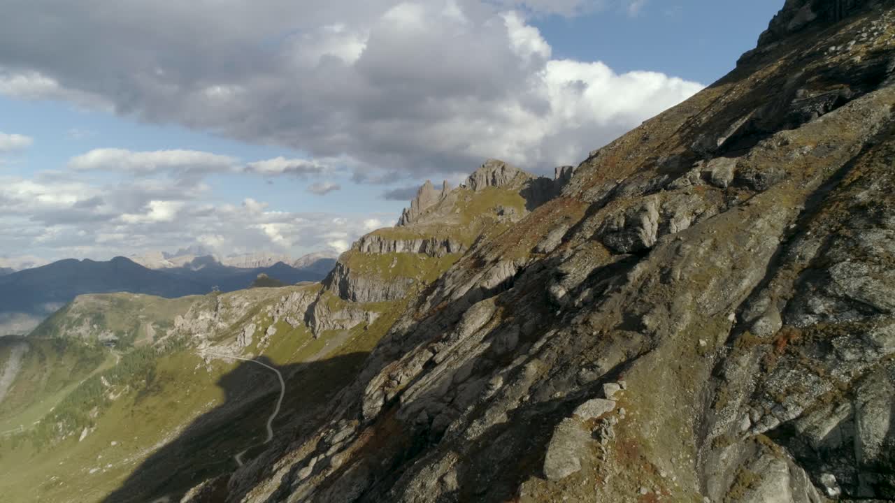 vuelo aéreo en cámara lenta cerca del pico de la montaña en los dolomitas italianos