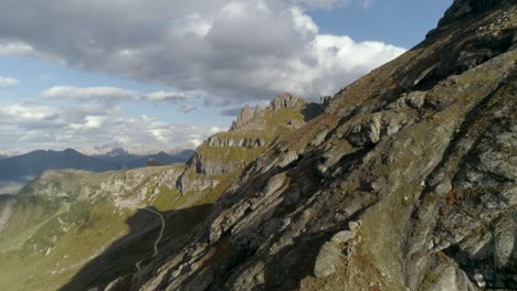 Vuelo-Aéreo-En-Cámara-Lenta-Cerca-Del-Pico-De-La-Montaña-En-Los-Dolomitas-Italianos