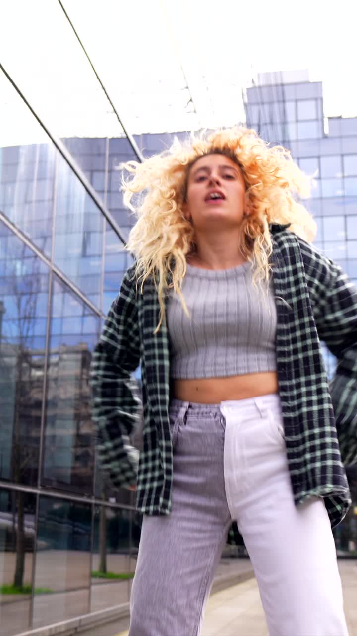 mujer joven posando en un entorno urbano