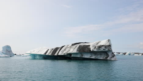 paisaje glacial islandés, iceberg flotando en el agua tranquila, fotografía aérea