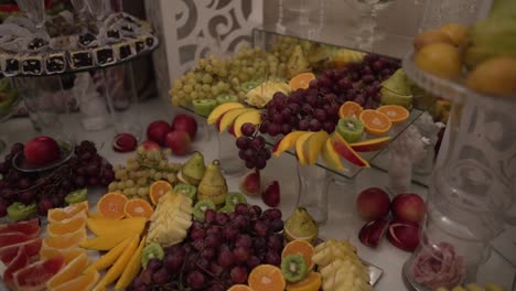 vídeo de primer plano de un buffet de frutas festivo