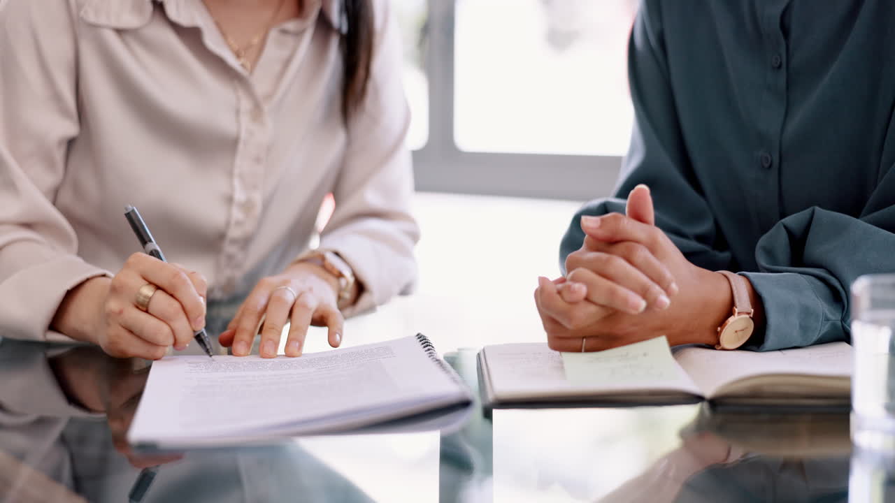 papeles, firmas y escritos de gente de negocios.