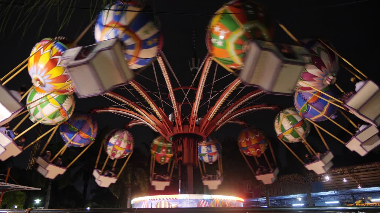 스 페어 라이드 (swinging fair ride) 는 저녁에 재미있는 극단적 인 놀이 공원에서 밤에는 주말 활동을합니다.