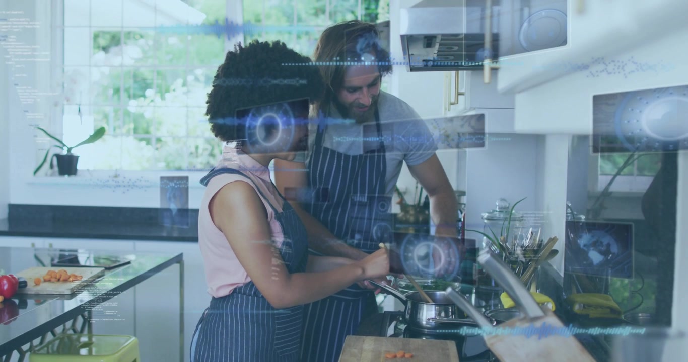 Homem apontando para a panela e mulher mexendo na ilha da cozinha, com painéis de dados holográficos de culinária aparecendo