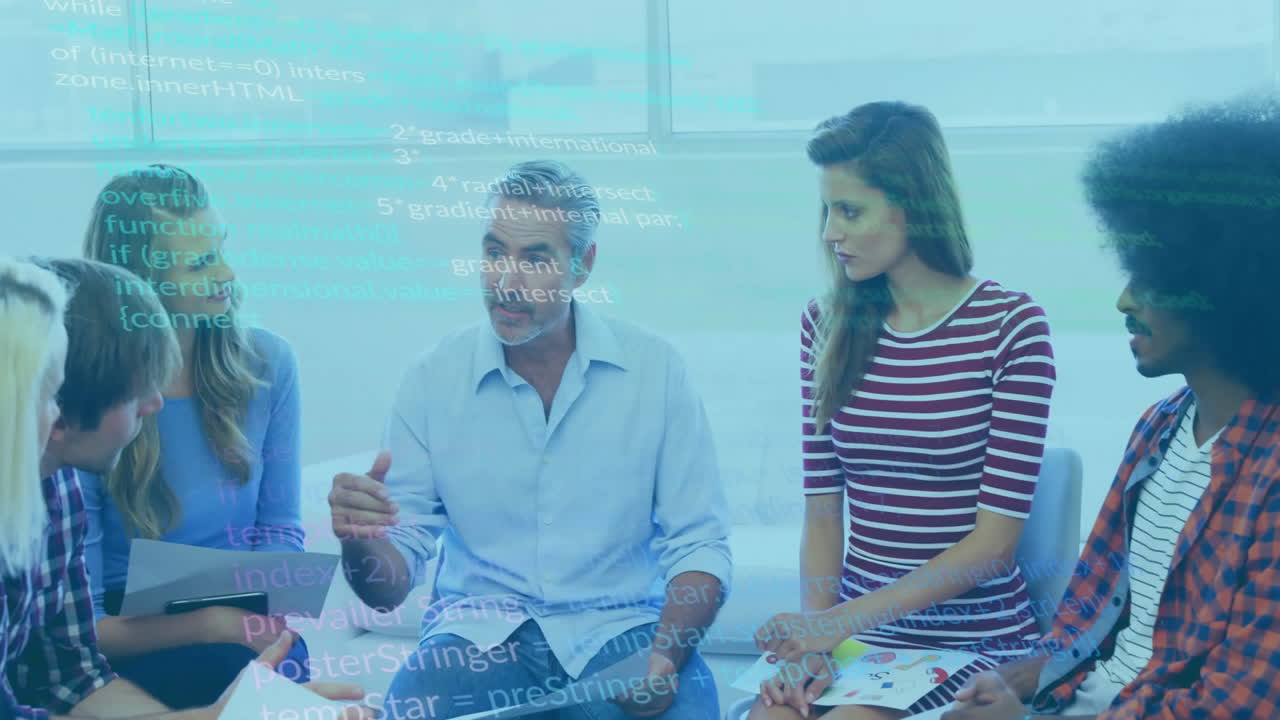 animación del procesamiento de datos sobre diversos colegas que discuten el trabajo en la oficina