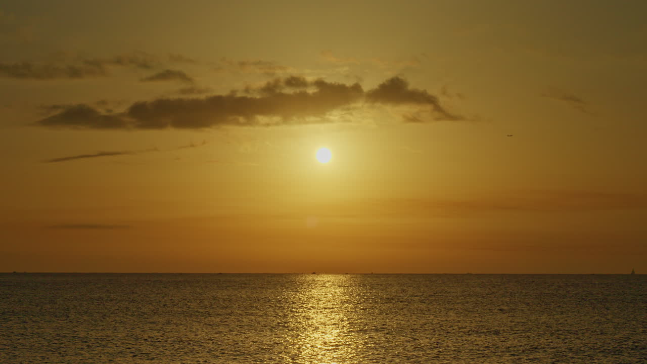 amanecer en el mar en barcelona