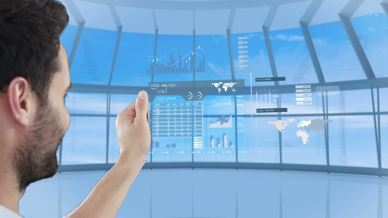 미래의 디지털 태블릿을 사용하는 사람