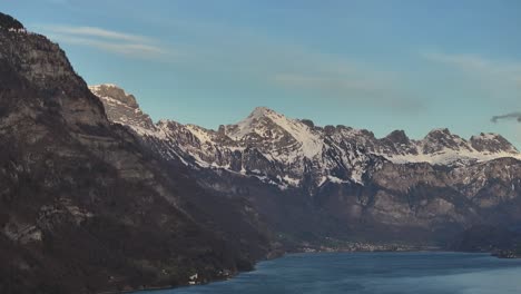 Die-Schneebedeckten-Gipfel-Der-Churfirsten-Ragen-über-Dem-Walensee