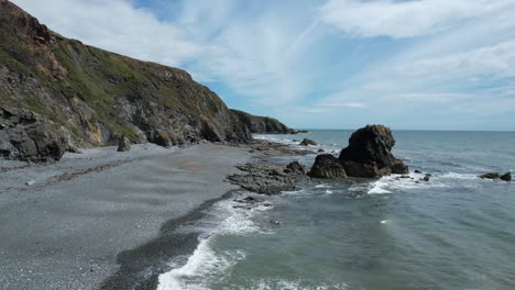 Seastack--Und-Kiesstrand-Mit-Flut-An-Der-Kupferküste-Von-Tankardstown,-Waterford,-Irland,-An-Einem-Sommermorgen-Im-Juli