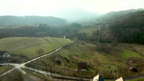 Vista-Aérea-Del-Campo-Rural-En-Jedlina-Zdroj,-Polonia