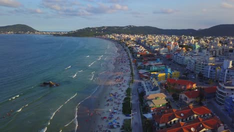 toma aérea del carro que revela la playa de bombas, un destino popular en brasil