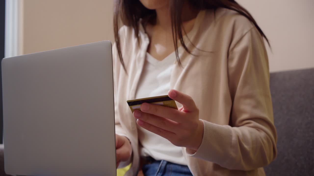 close up mujer con teléfono inteligente y tarjeta de crédito bancaria para compras en línea en el hogar. mujer comprando bienes o servicios en la tienda en línea. transacción o pago en línea. concepto moderno.