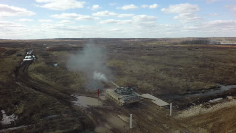 Vista-Aérea-Del-Disparo-De-Tanques-En-El-área-De-Entrenamiento-Militar-De-Rusia.