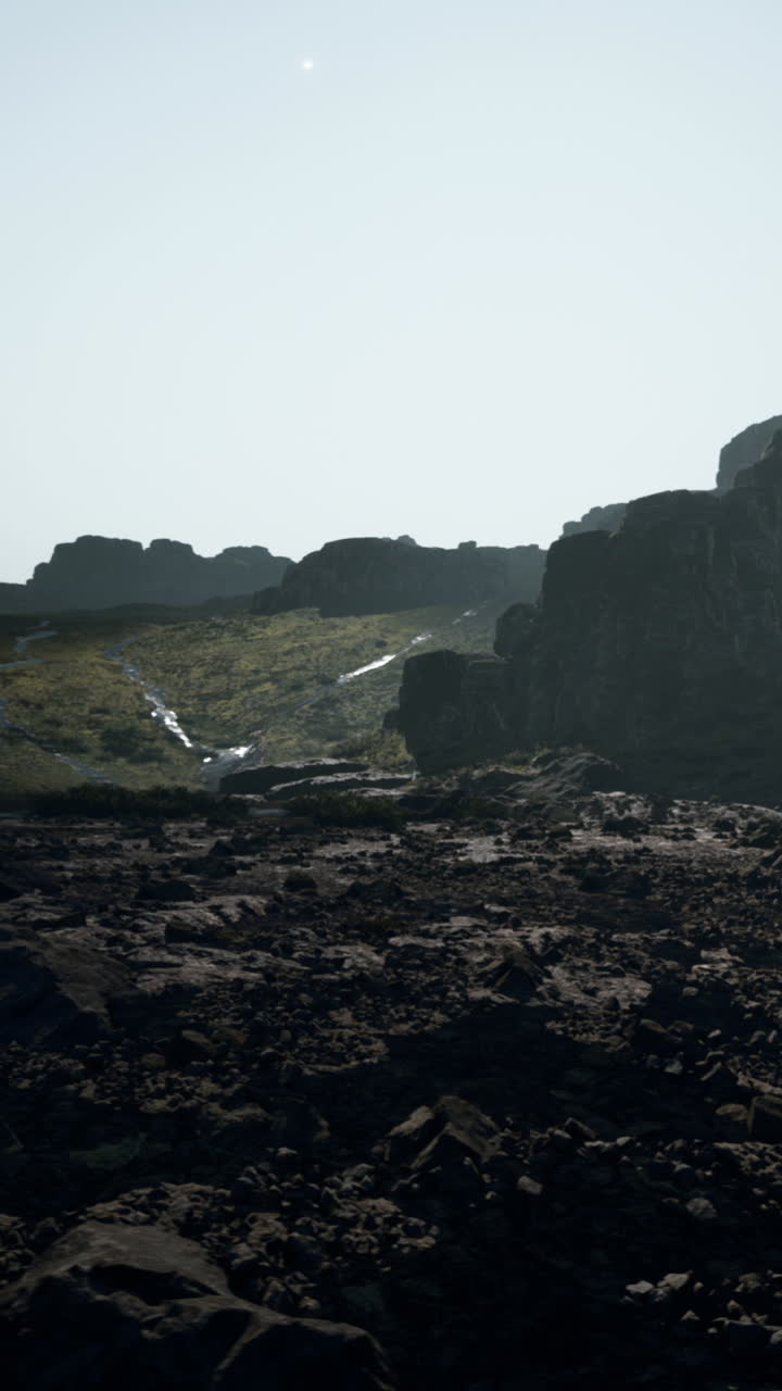 paisaje montañoso con terreno rocoso