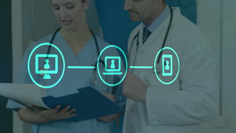 animation d'un diagramme de flux d'icônes sur des médecins caucasiens discutant des rapports de patients à l'hôpital