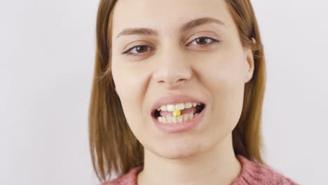 mujer comiendo maní en primer plano. avellana.