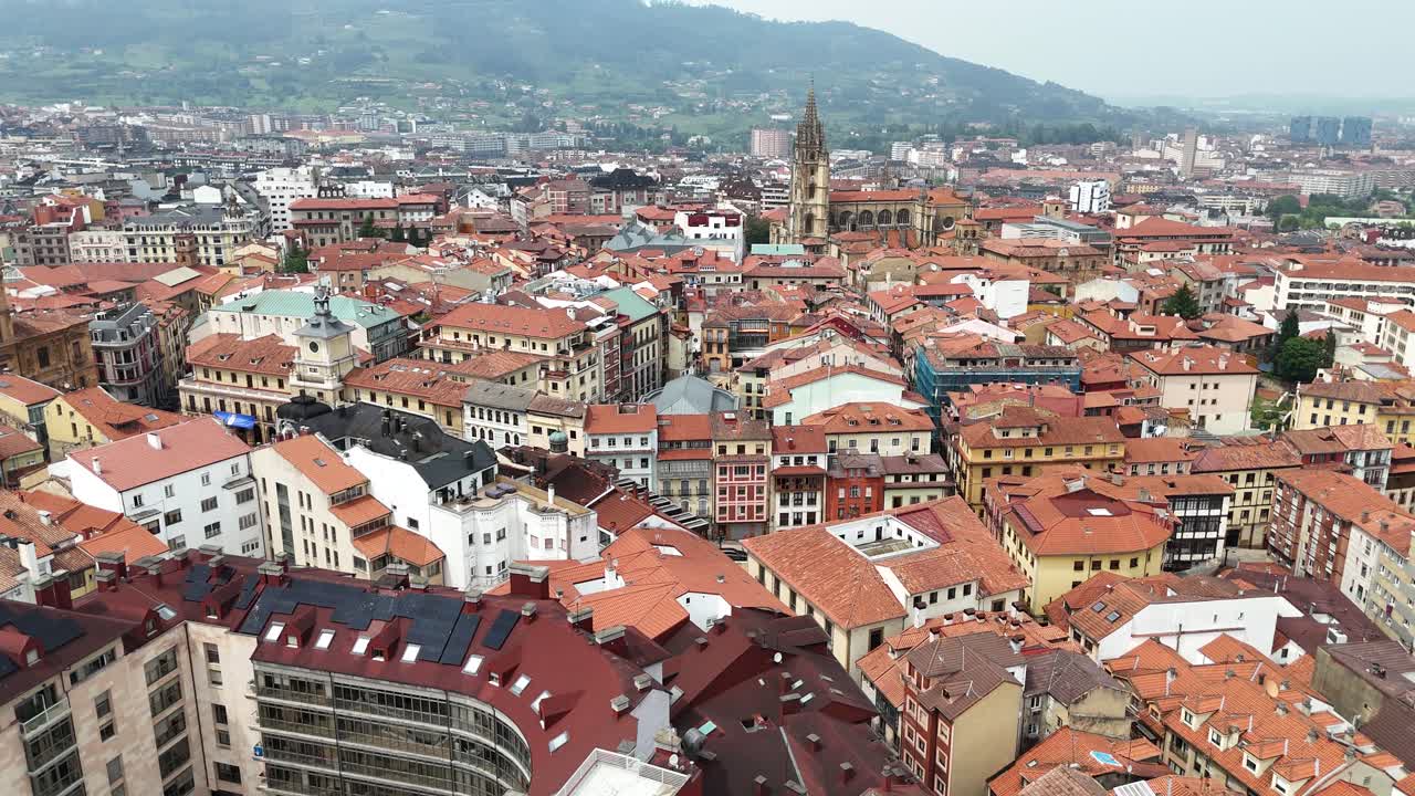 techos de azulejos rojos oviedo centro de la ciudad españa dron, aéreo
