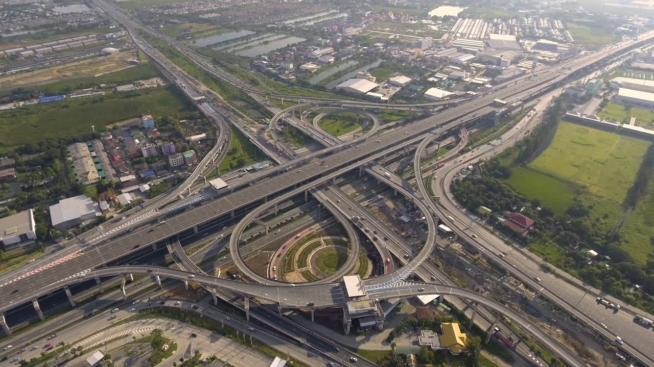 vista aérea del cruce de carreteras con tráfico urbano ocupado que acelera en la carretera