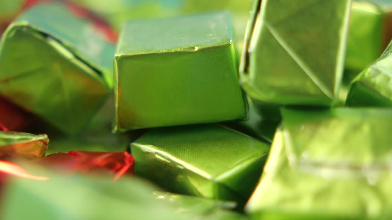 포장 된 초록색 과 빨간색 사탕 의 클로즈업