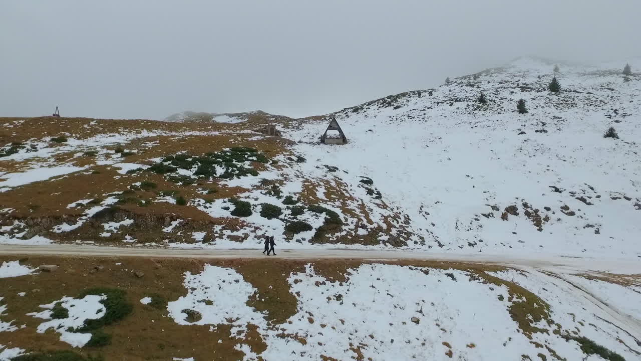 보스니아 헤르체고비나 자호리나 산에 있는 관광 스포츠, 스키장, 레크리에이션 리조트의 공중 전망