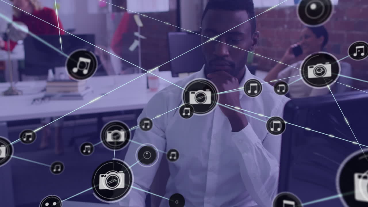 animación de la red de conexiones con iconos sobre empresario afroamericano usando computadora