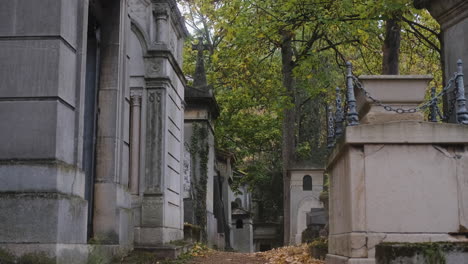 Seitliche-Verfolgung-In-Einer-Wunderschönen-Gegend-Auf-Dem-Friedhof-Pere-Lachaise