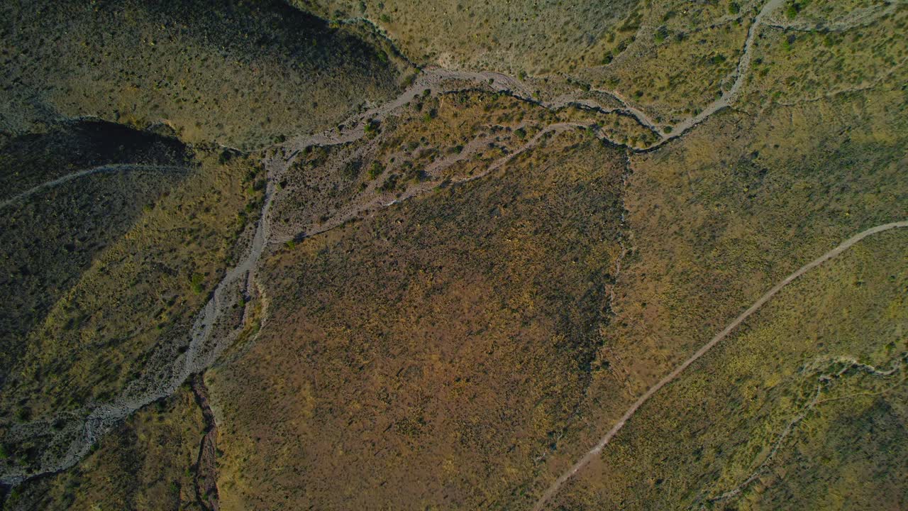 vista aérea por drones del terreno árido del paisaje desértico con restos de ríos secos en el desierto de chihuahuan