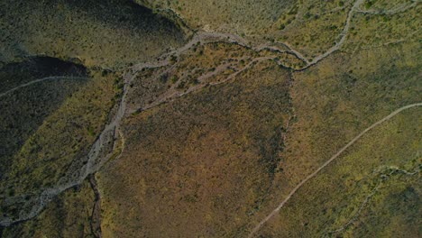 vista aérea por drones del terreno árido del paisaje desértico con restos de ríos secos en el desierto de chihuahuan