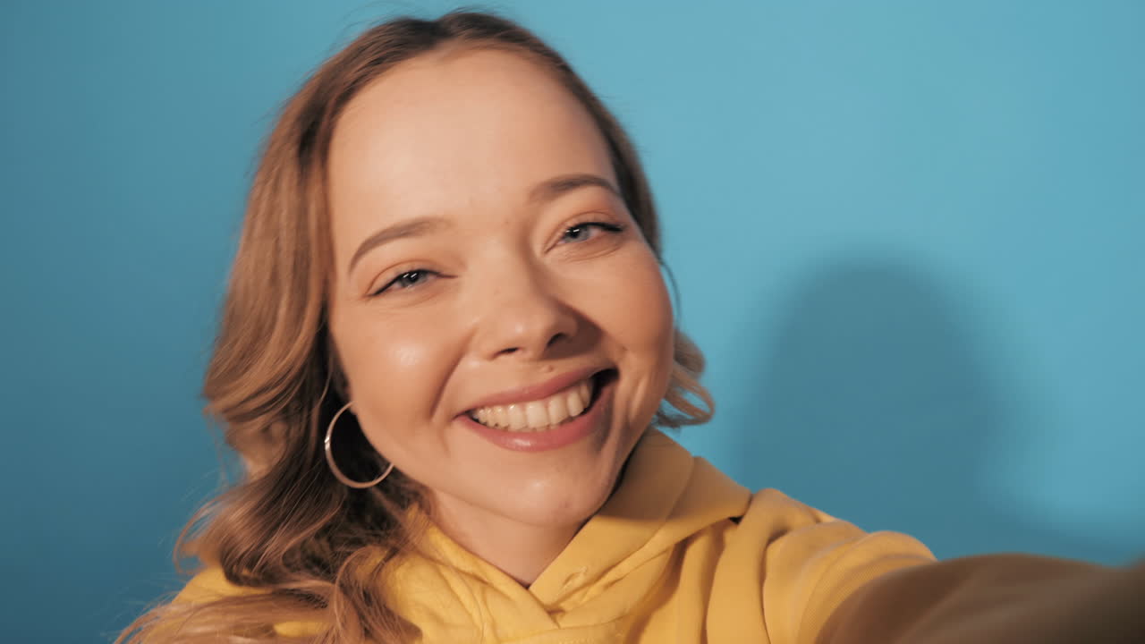 mujer haciendo caras divertidas en selfie