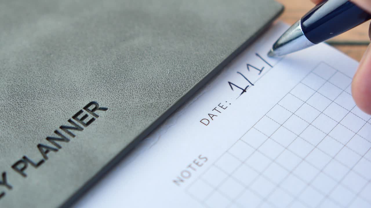 테이블 에 있는 주간 계획서 와 노트북