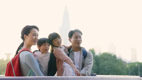 공원에서 산책을 즐기는 아시아 가족