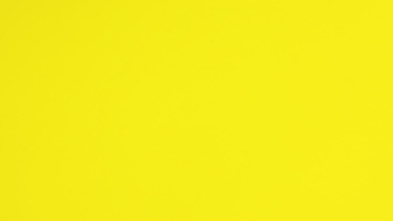 los huevos de pascua aparecen y el texto feliz pascua escribir en el tema amarillo. detener el movimiento