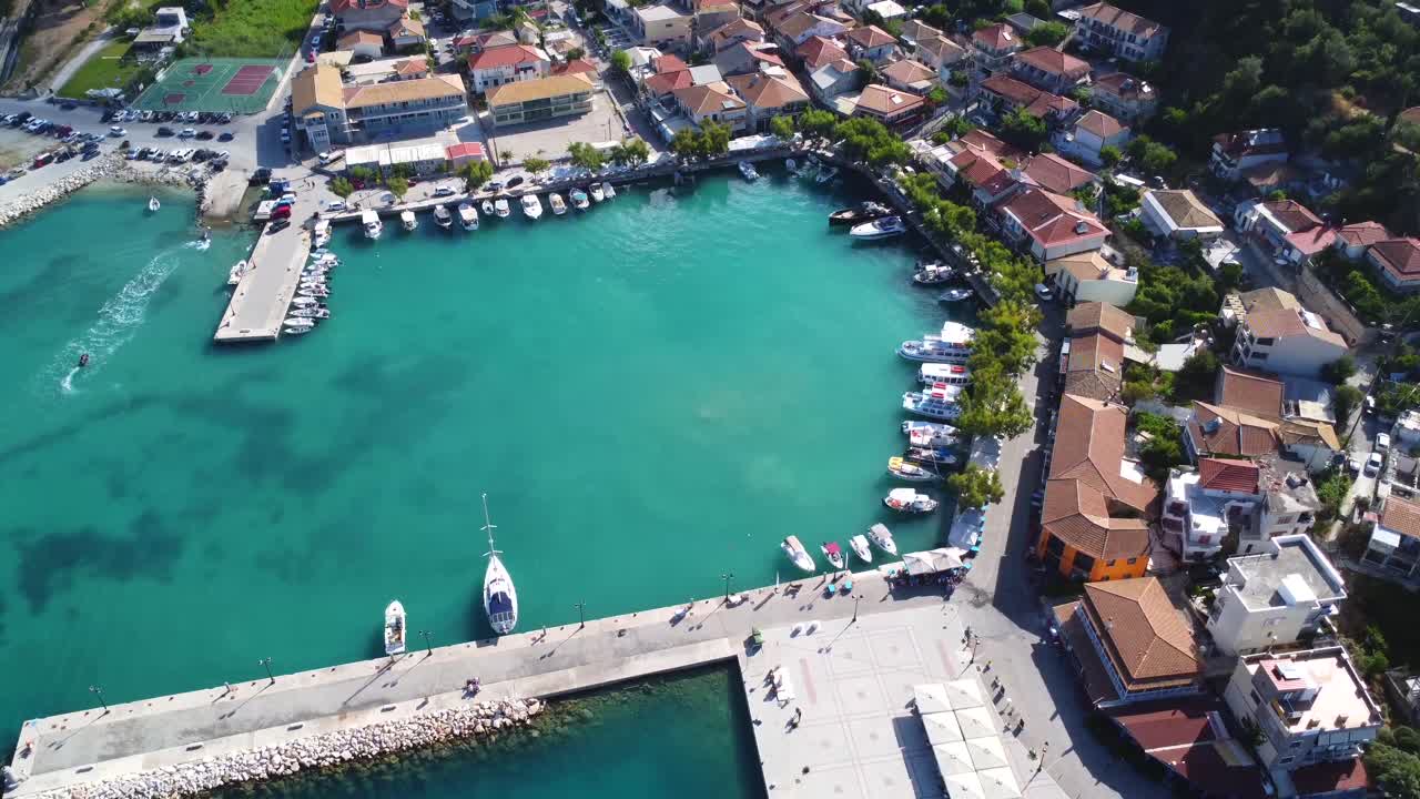Vista aerea di un porto con barche e case