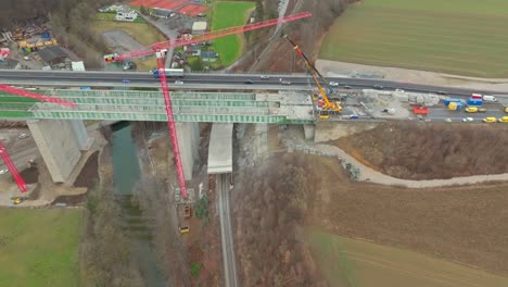 Draufsicht-Auf-Kräne,-Die-Auf-Einer-Straßenbrücken-Baustelle-Arbeiten