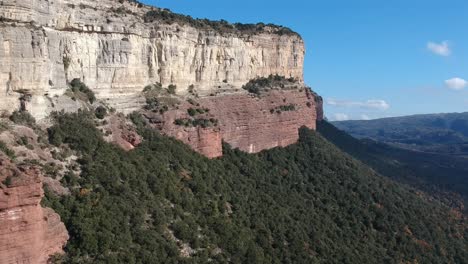 Vistas-Aéreas-Del-Embalse-De-Sau-En-Cataluña-Con-Una-Iglesia-En-El-Medio