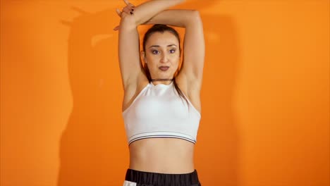 mujer joven bailando