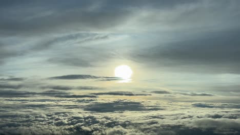 POV-Piloto-Volando-A-Través-De-Un-Cielo-Con-Algunas-Nubes-Y-El-Sol-Adelante-En-Un-Giro-A-La-Izquierda