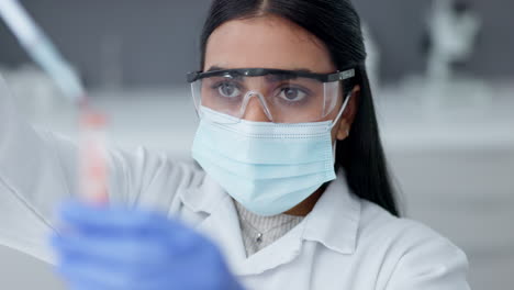 joven científica profesional que hace ciencia
