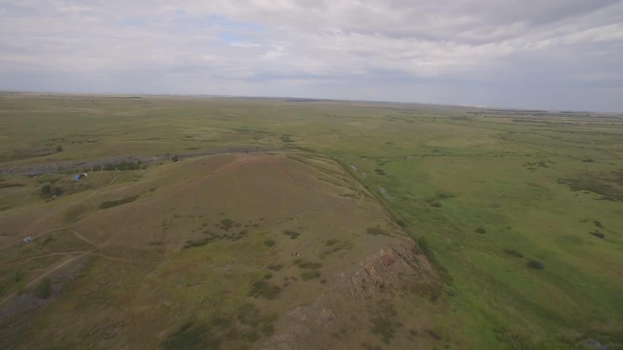 воздушный вид на холмистый луговой ландшафт