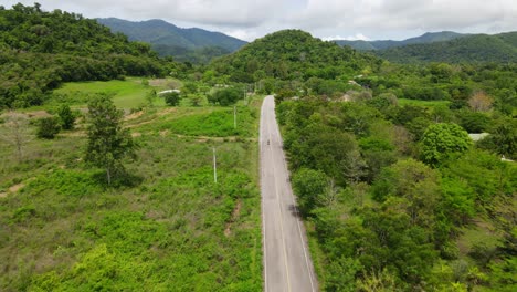 imágenes aéreas que conducen hacia el parque nacional kaeng krachan, sitio del patrimonio mundial de la unesco, tailandia