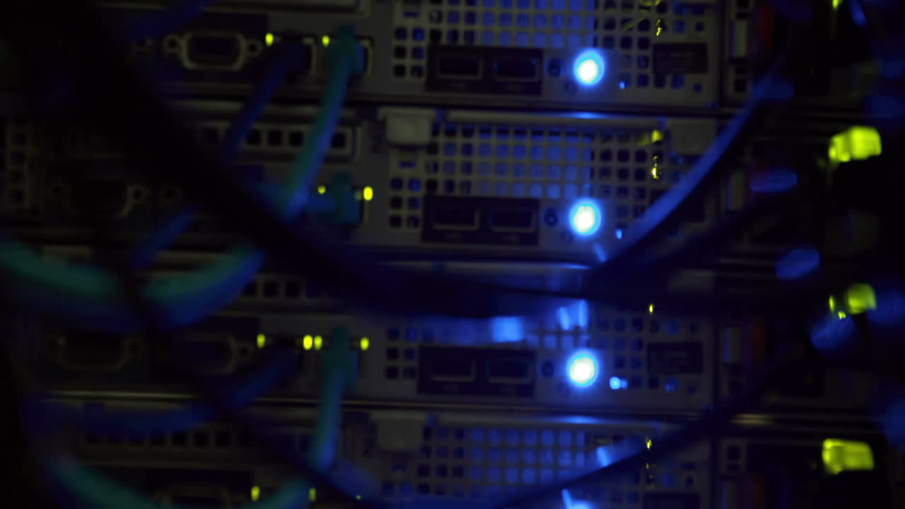 las luces parpadean en el servidor.