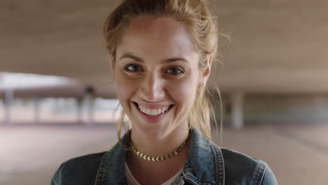 retrato de una joven mujer alegre estudiante sonriendo feliz