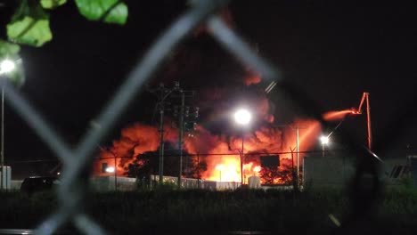un poderoso incendio durante la noche en una planta química en toronto, canadá