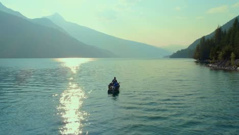 Touristen-Angeln-Auf-Einem-Boot-Im-Fluss-4k