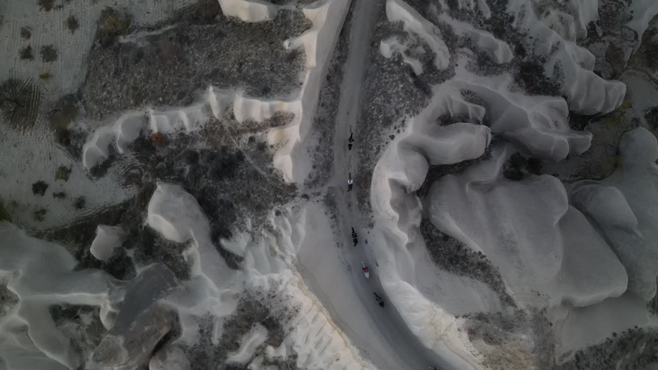 путешественники во время конного тура в национальном парке гёреме, каппадокия турция